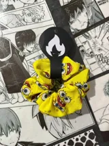 Scrunchie amarillo con estampado de Bob Esponja, hecho a mano en panamá sublimado.