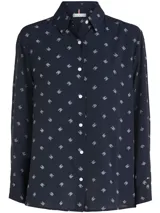 Camisa de vestir azul marino con estampado de logos de la marca en color blanco, de corte clásico, manga larga y cuello americano.