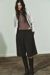 Body de manga larga con cuello redondo, confeccionado en una mezcla de algodón y modal. Presenta cierre inferior con botones a presión.