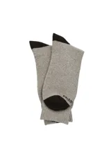 Medias de caña media en color taupe jaspeado, con puntera y talón reforzados en color negro. Presentan un tejido grueso y resistente, ideal para actividades al aire libre.