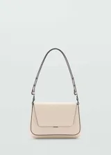 Bolso de hombro de tamaño medio con diseño estructurado y solapa frontal. Cuenta con asa ajustable y cierre de clip metálico.