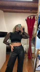 Top de cuello alto con mangas largas de microtul transparente, cuerpo de terciopelo y detalles de encaje en el cuello, puños y ruedo. Presenta espalda descubierta.