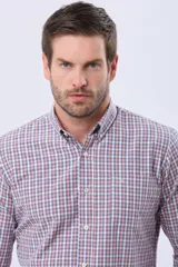 Camisa de corte clásico con estampado de cuadros en tonos rosa, azul y blanco, manga larga con puños abotonados y cuello con botones.
