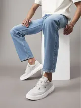 Zapatillas urbanas Calvin Klein con capellada de nailon ripstop reciclado en color gris claro. Presentan suela chunky de TPR, cordones técnicos y el monograma 'ck' distintivo en el lateral.