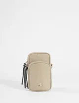 Porta celular de nylon color beige, con dos compartimentos independientes con cierre. Presenta un logo metálico en la parte frontal y tiradores de cierre en cordón negro.