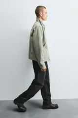 Pantalón de jean corte slim fit, color gris con efecto lavado. Presenta diseño de cinco bolsillos, cierre frontal con cremallera y botón, y tejido elástico.