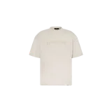 Remera oversize color beige de manga corta, con cuello redondo y el logotipo de la marca bordado en el pecho.