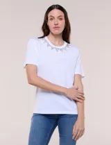 Remera blanca de calce recto y cuello redondo, confeccionada en suave jersey con detalle de aplicación de piedras brillantes a modo de gargantilla en el escote.