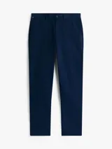 Pantalón chino de hombre, color azul marino, de corte recto y tiro medio. Confeccionado en una mezcla de algodón orgánico, algodón BCI y elastano.