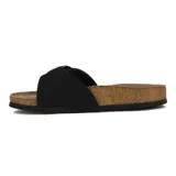 Sandalia de mujer estilo birkenstock, con base de corcho, suela de goma y capellada de tira ancha en color negro con una hebilla metálica grande plateada.