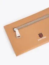 Billetera rectangular de cuero vacuno color rosado, con estampado de frambuesas y doble cierre superior.