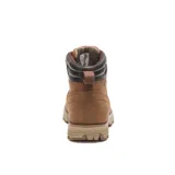 Bota de caña media Caterpillar modelo Sire WP, confeccionada en cuero nobuk impermeable, con sistema de cordones con ganchos metálicos, cuello acolchado en contraste y suela de goma resistente.