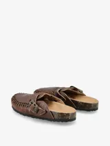 Mules de piel color marrón con hebilla lateral para un ajuste perfecto.