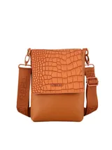 Bandolera Terrano modelo Astrid de color negro, con solapa de textura símil cocodrilo y base lisa. Cuenta con correa ancha regulable con inscripciones de la marca y herrajes metálicos oscuros.