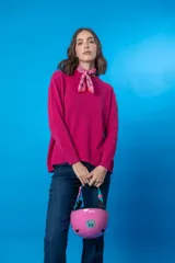Sweater fucsia de punto con cuello redondo y mangas largas.