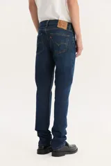 Pantalón de jean azul oscuro, corte slim fit, tiro medio y confección sin elasticidad.