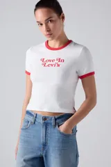 Remera corta de corte ajustado, color blanco con cuello redondo y ribetes en las mangas de color rojo. Cuenta con estampa frontal con la frase "Love In Levi's" en tono rojo.