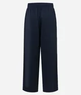 Pantalón deportivo de corte recto y holgado, color negro con rayas blancas laterales. Cuenta con cintura elástica con cordón ajustable, bolsillos laterales y detalle de costura vertical frontal.