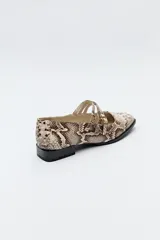 Zapato tipo Mary Jane de charol sintético color rojo, con punta cuadrada y triple tira con hebillas.