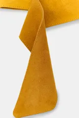 Cinturón ancho confeccionado en piel de ante, con diseño de hebilla metálica circular en tono dorado.