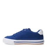 Championes urbanos Puma modelo Court Classic Vulc, color blanco con detalles en negro. Presentan diseño de caña baja, suela de plataforma vulcanizada con líneas negras decorativas y el logo de la marca en el lateral y la lengüeta.