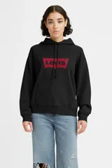 Buzo negro de frisa con capucha y cordón ajustable, manga larga y bolsillo canguro. Estampa frontal con el logo "Batwing" de Levi's en rojo.