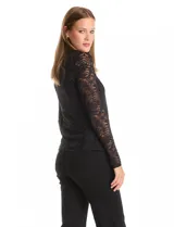 Blusa de encaje negro con cuello alto y mangas largas. Incluye musculosa interna a tono para mayor cobertura.