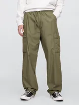 Pantalón cargo de corte holgado, confeccionado en popelina color beige, con cintura elástica ajustable mediante cordón y bolsillos laterales tipo cargo.