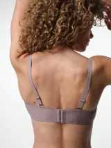 Soutien de microfibra color beige, con diseño de copas preformadas sin aro y breteles ajustables. Presenta detalles de costuras decorativas en la unión de las copas con los breteles.