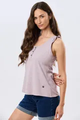 Musculosa azul marino con escote redondo y tirantes decorados con volados fruncidos.