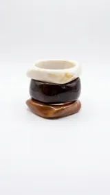 Pulsera rígida de acrílico con efecto carey en tonos marrones y beige.