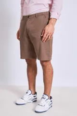 Bermuda marrón de corte recto.
