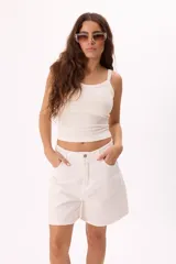 Short de denim de tiro medio con calce cómodo y largo versátil. Presenta cierre frontal con botón y bolsillos laterales.