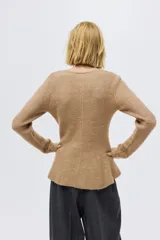 Saco de punto acanalado con cuello redondo, cierre frontal con botones y diseño de peplum con vuelo en la cintura.