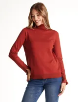 Polera de tejido fino, color rosado, con cuello alto, manga larga y detalle de tajo en los puños.