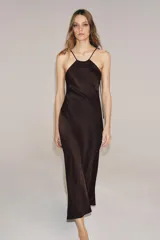 Vestido midi de Zara Woman Collection confeccionado en tejido satinado color marrón chocolate. Presenta un diseño de cuello halter con tirantes finos ajustables mediante lazada en la espalda y una caída fluida.