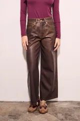 Pantalón marrón de cuero vegano, corte wide leg y tiro medio.