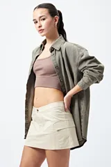 Minifalda color beige estilo cargo, de tiro bajo y corte recto, con bolsillos laterales.