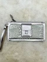 Billetera plateada con textura de piel de cocodrilo, cierre de cremallera y correa de muñeca.