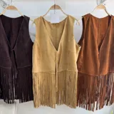 Chaleco marrón de gamuza con flecos y escote en V.