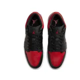 Championes Nike Air Jordan 1 Low, modelo clásico de corte bajo en color blanco y rojo, confeccionados en cuero sintético, con el icónico logo de las alas en el talón y el swoosh lateral en contraste.