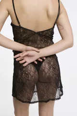 Camisón corto de encaje color verde oscuro, con tirantes finos regulables y escote en V.