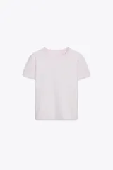 Camiseta de manga corta color rosado, con cuello redondo y corte regular fit. Confeccionada en tejido de punto interlock elástico y flexible.