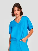 Blusa celeste de manga corta con escote en V.