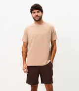 Bermuda deportiva de corte corto, color marrón oscuro, confeccionada en tejido técnico liviano y de secado rápido. Cuenta con cintura elástica con cordón de ajuste y bolsillos laterales con detalle de vivo contrastante.