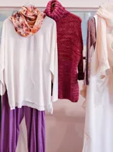 Cuello tubular confeccionado en jersey de lana merino, teñido artesanalmente con la técnica bundle-dye usando flores, hojas y extractos botánicos.