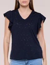 Blusa blanca de tejido calado estilo broderie con escote en V y mangas cortas tipo mariposa.
