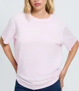 Remera Blue Steel de corte boxy, con cuello redondo y mangas cortas. Confeccionada en algodón, presenta un diseño liso y holgado.