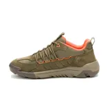 Championes Caterpillar modelo Crail Sport Low, color verde oliva con detalles en naranja vibrante. Confeccionados en una combinación de gamuza y nailon, cuentan con entresuela de EVA liviana y suela de goma resistente para mayor tracción.