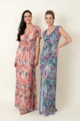 Vestido largo de gasa plisada estampada con flores, escote en V cruzado y drapeado en el busto. Tiene hilos plateados que le dan un toque de brillo.